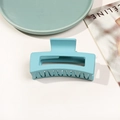 Pince à cheveux carrée bleu clair mat avec découpe rectangulaire sur plateau - Bleu Paon Mat