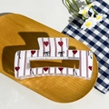 Détail d'une pince à cheveux à rayures rouges et motifs de cœur sur plateau bois - Cœur à Rayures Verticales Carré (10.5cm)