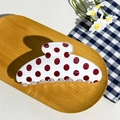 Vue détaillée de la pince à cheveux à pois rouges sur un plateau en bois avec fleurs - Bout Carré Pois Rouges (10.5cm)