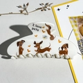 Vue détaillée de la pince à cheveux blanche avec motif teckel et texte I love pets - Style 3 Tête Carrée Imprimé 10,5cm