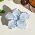 Makro-Detail einer hellblauen Haarklammer mit Marmormuster und Silberglitzer - Graublau (F-03灰蓝)