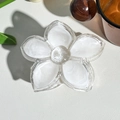 Makro-Detail einer Haarspange in Blumenform mit Marmortextur und silbernem Glitzer - Beige (F-06米色)