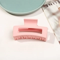 Pince à cheveux rectangulaire rose pâle mat avec structure ajourée sur une assiette - Matte Girly Pink