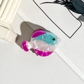 Detailansicht einer bunten Fisch-Haarklammer mit glänzender Harz-Textur - PVC / Blau und Rosa Fisch