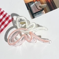 Détail d'une pince à cheveux papillon avec cordon rose tissé et ressort en métal doré - Blanc Crème Orange Clair