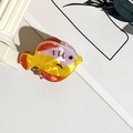 Détail d'une pince à cheveux poisson tropical avec dégradé jaune et violet nacré - PVC / Poisson Orange Jaune