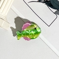 Vue détaillée de la pince à cheveux en forme de poisson avec fini dégradé nacre vert rose - PVC / Poisson Vert et Rose