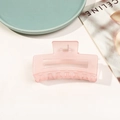Pince à cheveux carrée rose mat de 8,5cm pour coiffure féminine sur fond minimaliste - Rose Mat