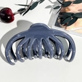 Primo piano di una grande molletta per capelli blu-grigio su sfondo di pelle bianca - Grigio Blu Tinta Unita