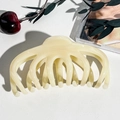 Dettaglio di un fermaglio per capelli crema per capelli folti con finitura in resina lucida - Giallo Crema Tinta Unita