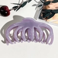 Dettaglio di un fermaglio per capelli lavanda lucido a forma di polpo su fondo bianco - Grigio Viola Tinta Unita