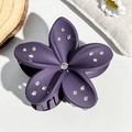 Détail macro d'une pince à cheveux fleur mate violette avec strass brillants et dents solides - Violet Foncé Mat