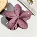 Détail de la pince à cheveux fleur de frangipanier rose mat ornée de strass brillants - Violet Mat