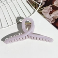 Dettaglio di un grande fermaglio per capelli lilla perlato con molla resistente - Viola Chiaro