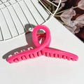 Dettaglio della pinza per capelli rosa acceso con molla in metallo dorato resistente - Rosa Rosso