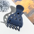Detail van de matte donkerblauwe haarklem met cirkelvormig patroon en stevige tanden grip - Mat Marineblauw