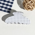 Detailansicht einer Haarklammer mit schwarzen Punkten auf Weiß im Retro-Stil von oben - PVC 8,5 cm Feiner Polka Dot Quadratischer Kopf - Weiß / Weiß