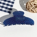 Nahaufnahme einer großen marineblauen Haarklammer mit weißen Punkten auf weißem Leder - Acryl 9,5 cm Feiner Polka Dot Quadratischer Kopf - Blau / Blau