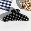 Nahaufnahme der Vintage-Haarklammer in Schwarz mit weißen Punkten auf strukturiertem Grund - Acryl 9,5 cm Feiner Polka Dot Quadratischer Kopf - Schwarz / Schwarz