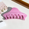Detailansicht einer glänzenden rosa Haarklammer in Haifischform auf stilvollem Hintergrund - Dunkelrosa