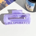 Detailansicht der großen Haarklammer mit violettem Marmormuster und rechteckigem Design - PC / Hellviolett