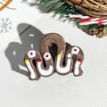 Dettaglio di un fermaglio marrone in resina con onde bianche e punti festivi colorati - Plastica / Mini Christmas Claw - Wavy Brown