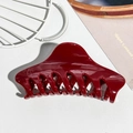 Dettaglio della molletta per capelli rosso scuro lucido con denti robusti per la presa - Rosso Vino Solido UV