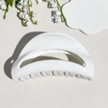 Dettaglio della pinza per capelli bianca che mostra la texture liscia e la molla forte - Silicone / 10.5cm Luna in Silicone Morbido - Bianco