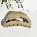 Dettaglio del fermaglio per capelli kaki a mezzaluna su sfondo in pelle bianca con fiori - Silicone / 10.5cm Luna in Silicone Morbido - Caffè e Latte