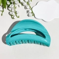 Dettaglio di un fermaglio per capelli a mezzaluna in silicone nel colore blu tiffany - Silicone / 10.5cm Luna in Silicone Morbido - Verde Pavone
