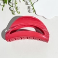 Dettaglio della pinza per capelli rosa a forma di mezzaluna su sfondo bianco - Silicone / 10.5cm Luna in Silicone Morbido - Rosa Fucsia