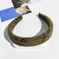 Detalle de una diadema de esponja hecha a mano con patrón de hojas vintage y etiqueta - Hoja de Bambú Marrón (Diadema de Esponja 3cm)