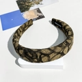 Detalle de diadema gris con lunares con etiqueta hecha a mano y forro interior - Flor Grande Marrón (Diadema de Esponja 3cm)