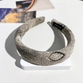 Detalle de la diadema ancha de tela gris con lunares y una etiqueta textil hecha a mano - Borde Ancho de Hoja Seca (Diadema de Esponja 3cm)