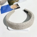 Detalle de la diadema gris con lunares mostrando la etiqueta hecha a mano en tela - Lana Beige (Diadema de Esponja 3cm)