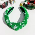 Detail eines grünen Samt-Haarreifens mit weißen Schneeflocken und Knotendesign - Grün Schneeflocke Weihnachten Stirnband