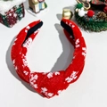 Detailansicht des roten Samt-Haarreifens mit weißen Schneeflocken auf Weihnachtsdeko - Rot Schneeflocke Weihnachten Stirnband