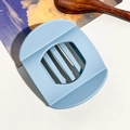 Vue détaillée d'une pince à cheveux mate bleu clair arquée avec des fentes d'aération - Barrette Lingot 9.5cm / Bleu Ciel Mat