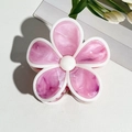 Gros plan sur la pince à cheveux fleur crème avec texture marbre rose en résine - Rose-violet