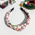 Detail eines Stoff-Weihnachtshaarreifens mit Schneemann-Muster und Knotendesign - Weiß Schneemann Buchstaben Knoten Stirnband
