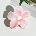 Detailansicht der cremefarbenen Blumen-Haarklammer mit rosa Marmortextur und Goldakzenten - Rosa