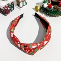 Nahaufnahme eines roten Knotenstirnbands mit Rentier- und Schneeflocken-Feiertagsmustern - Rot Rentier Knoten Stirnband