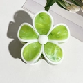 Detailansicht der Haarspange in Blumenform in Cremeweiß und marmoriertem Apfelgrün - Fruchtgrün