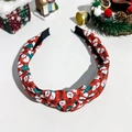 Detail eines roten karierten Schneemann-Haarreifens mit festlicher Weihnachtsdekoration - Rot Schneemann Knoten Stirnband
