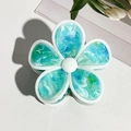 Detailansicht der Haarspange in Blumenform mit cyanmarmoriertem Muster und Acetat-Finish - Smaragdgrün