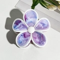 Detail der blauen Marmor-Haarklammer aus hochwertigem Acetat mit fünfblättrigem Blumendesign - Blauviolett