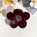 Dettaglio di un fermaglio per capelli a fiore rosso bordeaux con finitura lucida - Rosso Vino Lucido