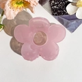 Dettaglio del fermaglio per capelli a fiore rosa in acrilico opaco con petali forati - Rosa Chiaro Gelatina