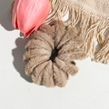 Gros plan d'un chouchou en peluche marron à motif léopard avec une texture douce et veloutée - Uni Marron