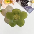 Dettaglio molletta per capelli a fiore in resina verde avocado con robusta molla in metallo - Jelly Grass Green